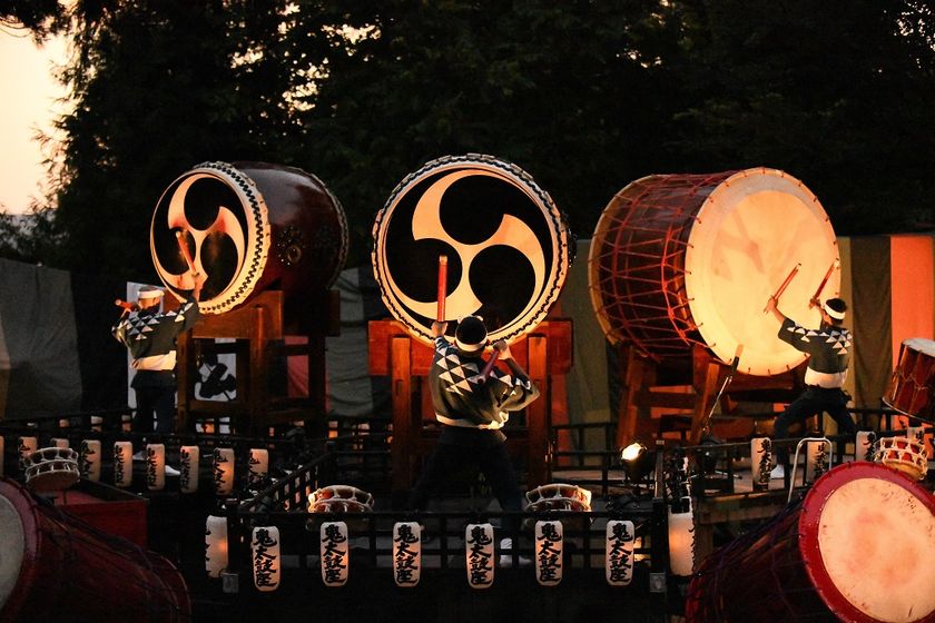 福井県小浜市の田烏地区で「海のステージ」開催！
棚田に現れる野外ステージで圧巻の音楽／演劇を堪能！