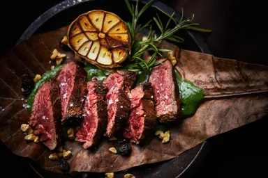 アンガス牛の肉塊炭火焼グリル