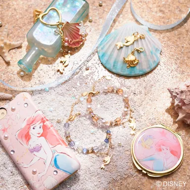 上から時計回りに　チャーム(￥1,620)、ポーチチャーム(￥1,404)、コンパクトミラー(￥1,512)、ブレスレット(￥1,404)、フォンカバー(￥3,024)