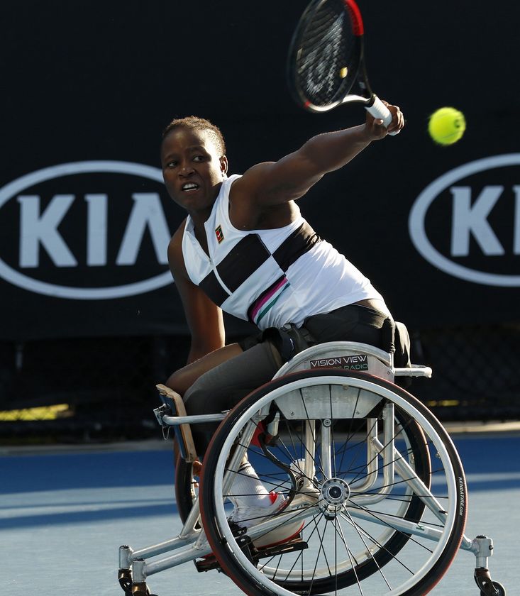 車いす女子世界ランキング6位の
クオゾァ―ド・モンジェーエーヌ選手とテニス用品使用契約を締結