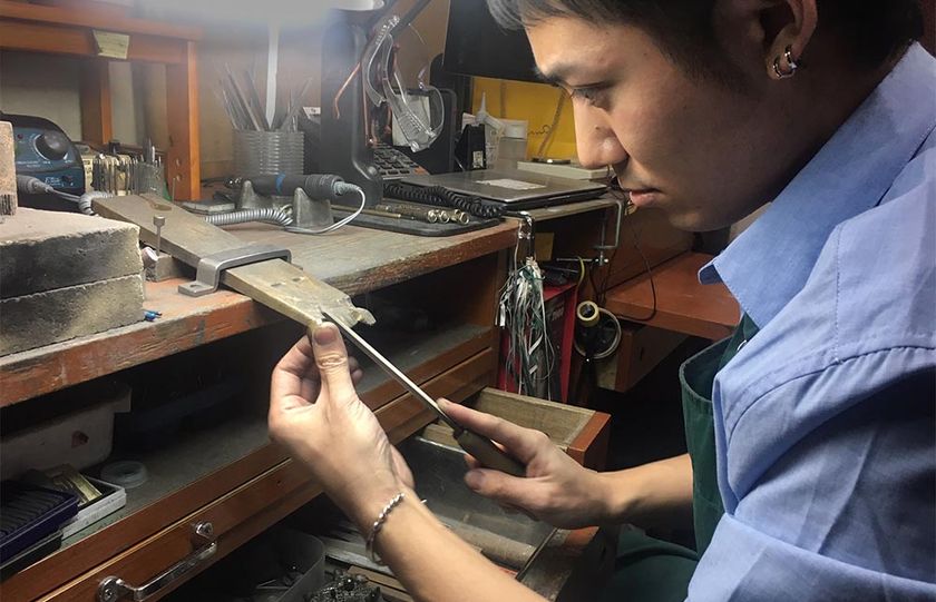 1日に40本の修理をひとりで対応することも。お客様が相談しやすいクラフトマンを目指して
