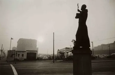 《聖フランシス、ガソリンスタンド、市役所 - ロサンゼルス》1955年 St. Francis, gas station, and City Hall - Los Angeles, 1955 (C) Robert Frank from The Americans