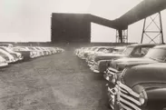 《リバー・ルージュの自動車工場 ― デトロイト》1955年 River Rouge Plant, Detroit, 1955 (C) Robert Frank