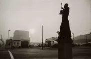 《聖フランシス、ガソリンスタンド、市役所 - ロサンゼルス》1955年 St. Francis, gas station, and City Hall - Los Angeles, 1955 (C) Robert Frank from The Americans