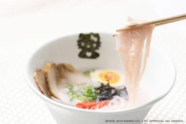 もちもちとしたピンクのめん＆美味しいとんこつピンクスープ