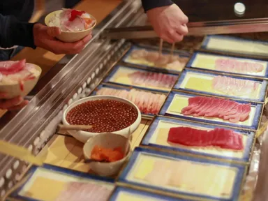 店内：おこもり丼を盛る様子