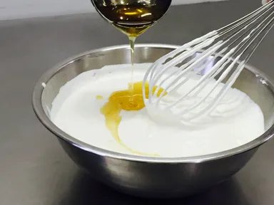 生クリームにたっぷりはちみつ