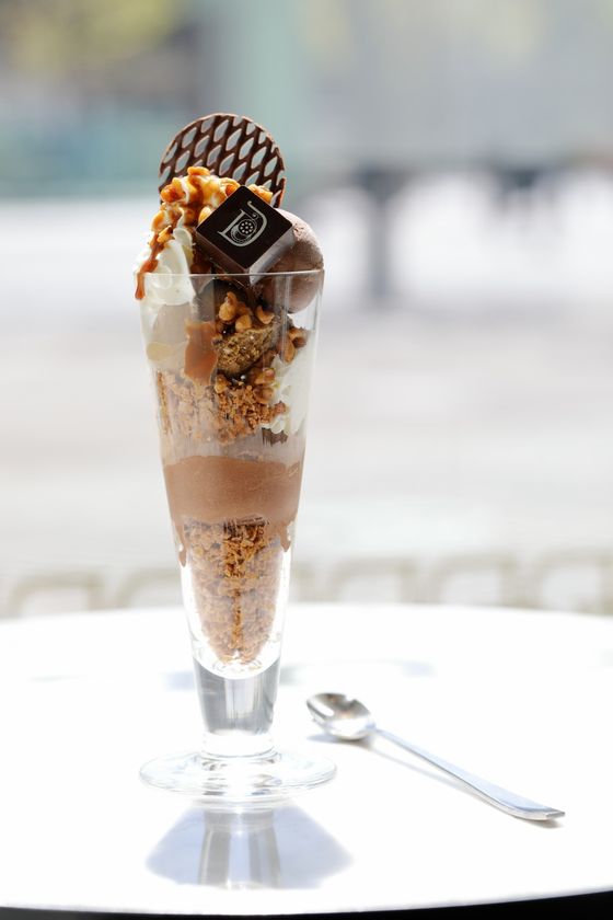 ドゥバイヨル 三越銀座店 限定
芳醇な味わい際立つ 大人のデセール
『GINZA パルフェ』新登場