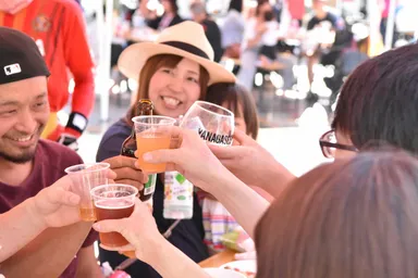 会場のいたるところで乾杯