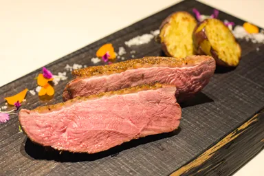 メインの炭火焼きは超厚切りのロース。圧巻！