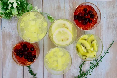 4種ゼリーをグラスに入れた様子