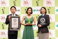 「お～いお茶」発売30周年記念記者発表会～「お～いお茶」ブランド ギネス世界記録(TM)公式認定証授与式～