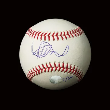 エディションナンバーの横には公認許可を保証するホログラム