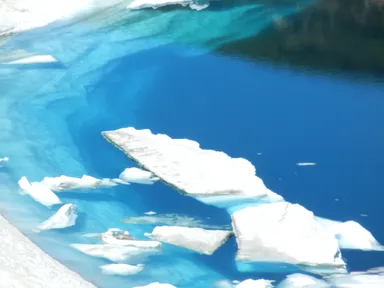立山室堂「雪融けのみくりが池」