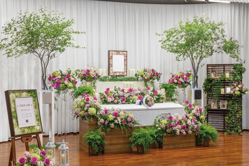 日比谷花壇、葬儀大手「セレモア」と提携し、
葬儀プラン商品を共同開発
日比谷花壇デザイン製作の生花祭壇を含む葬儀プラン商品が
5月20日（月）から、セレモアで展開開始
