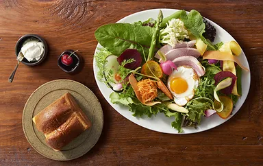 湘南鎌倉野菜を中心に仕上げたサラダと、店内限定「鎌倉プレミアムブレッド」が楽しめる「極上 鎌倉ベジタブル＆ブレッドセット」(1,800円／税別)