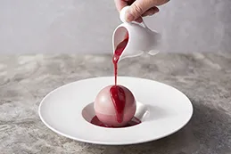 元町・中華街の専門店「横浜チョコレートファクトリー＆ミュージアム」とのコラボレーションスイーツ「メルティームーンブロッサム～紫陽花～」(1,500円／税別)