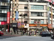 新宿駅南口徒歩1分、ビルに見覚えのある人も多いのではないでしょうか？