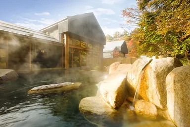 【星野エリア】「軽井沢よくばり秋散歩プラン」秋の露天風呂