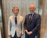 左：松本 晃氏　右：代表取締役　石田 登司雄