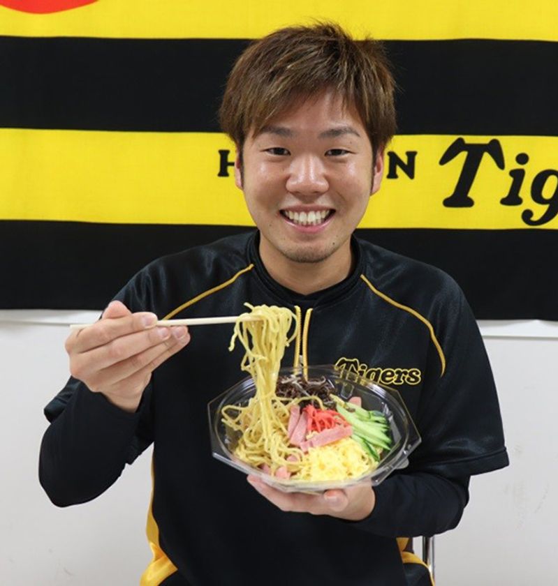 阪神甲子園球場で新たな選手コラボグルメの販売を開始
これからの暑い夏にぴったりな西選手とのコラボ冷やし中華が登場!
～甲子園でしか味わえないオリジナルメニューです～