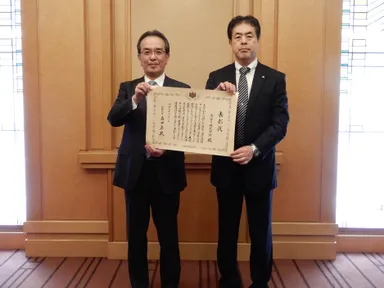 表彰式の様子（左：社長 谷本秀夫／右：通信機器事業本部長 厳島圭司）