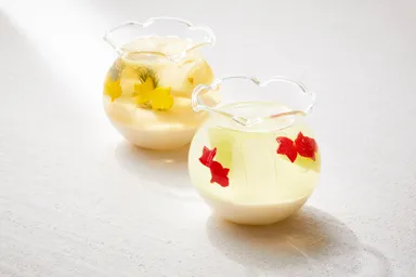 日本の夏の風物詩「金魚」をイメージしたグラスデザート