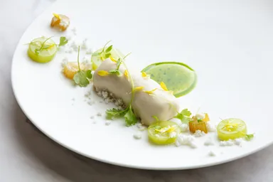 【ブレストンコート ユカワタン】鯉のショーフロア_01