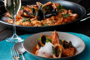 【Lunch ＆ Dinner】シーフードの盛り合わせ ブイヤベーススープをそそいで