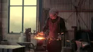 金属加工工場で働く人