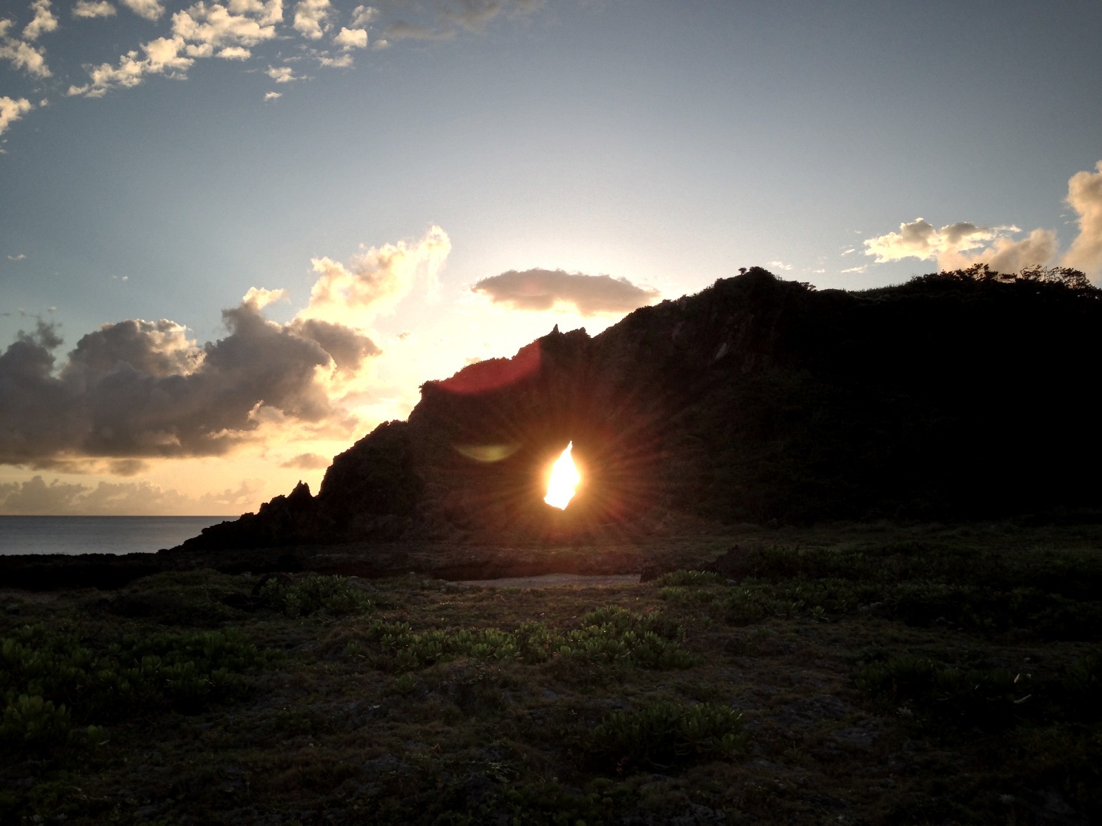 久米島で ダイヤモンド朝日 を見られるシーズンが到来 1年で夏至の時期だけ見られる ミーフガー の絶景 一般社団法人 久米島町観光協会のプレスリリース