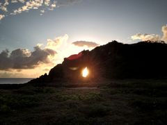 久米島で「ダイヤモンド朝日」を見られるシーズンが到来　1年で夏至の時期だけ見られる、「ミーフガー」の絶景