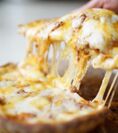 手伸ばし・手焼きで仕上げるグルメ系冷凍ピザの森山ナポリが大量のチーズを乗せたディープディッシュピザを期間限定発売！