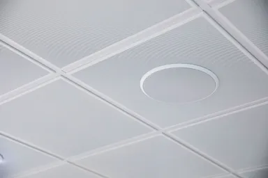 さまざまな空間に溶け込むスピーカーグリルデザイン