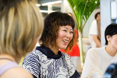 【和やかな雰囲気でパッケージ開発を行うメンバーたち】2