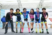 左から3人目　男子1位　佐々木 遼選手／右から3人目　女子1位 榎本 美帆選手