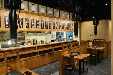 オープンキッチンのテーブル席