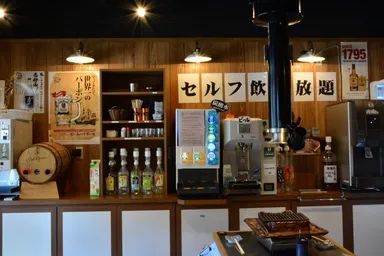 全国的にも珍しいセルフ酒場席