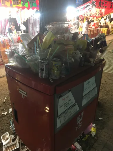 ポストの上に置かれたゴミ