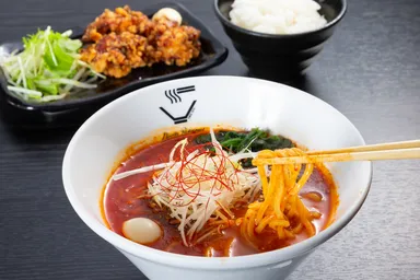 プレゼントどんぶりは店舗でも使用：REDクリーミー担々麺