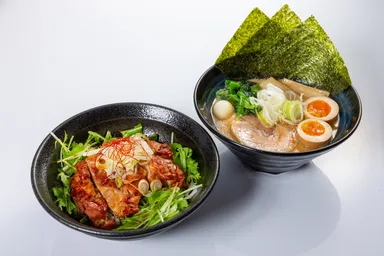 一番人気　クリーミーとんこつ＆Newチキンステーキ丼セット