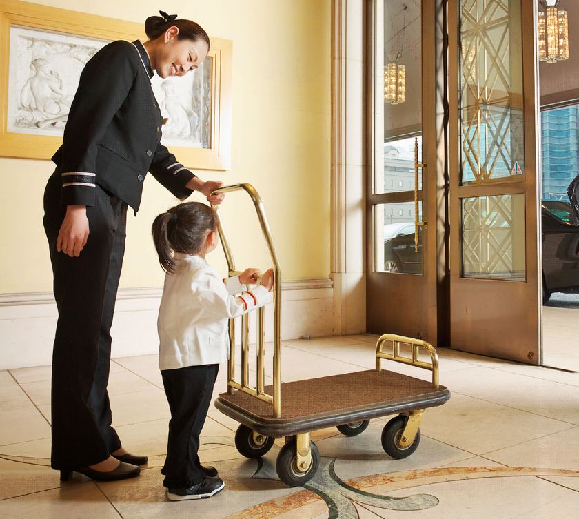 お子様の知的好奇心をくすぐる夏季限定・自由研究プログラム
“ホテリエ"に変身など「サマー・キッズチャレンジ」を開催
2019年7月1日(月)より　ホテル阪急インターナショナルにて