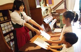 「オルゴール博士」認定証の授与 (イメージ)