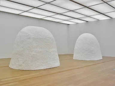 《曇天1》《曇天2》2019年(長崎県美術館での展示風景)撮影：山本糾 Courtesy of ANOMALY