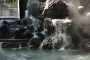 桜島の溶岩から溢れる源泉