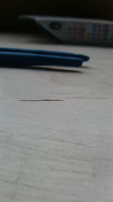 箸の両端がテーブルに接触しない