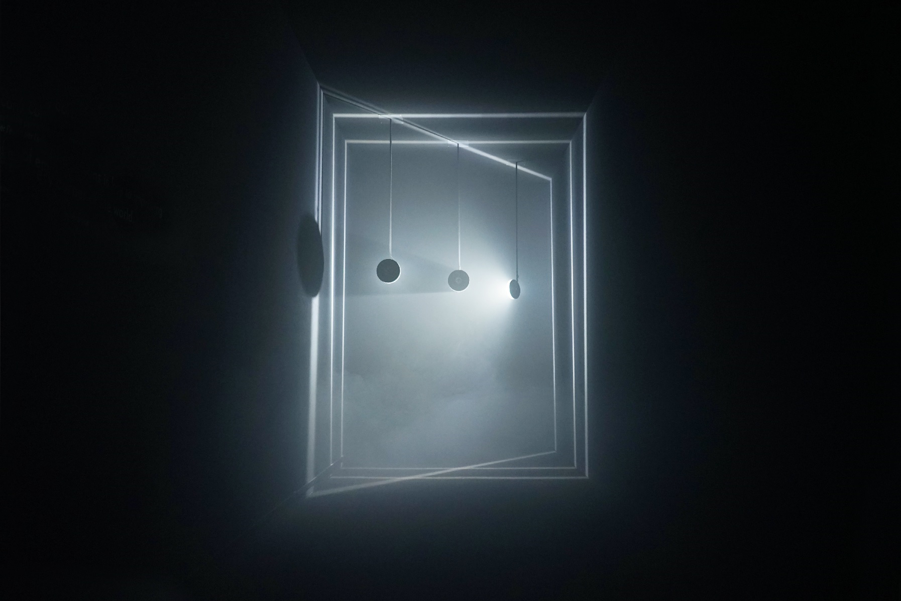 三井化学のレンズ素材とライゾマティクスがコラボ　宙に浮かび上がる光の壁“optical walls”を製作