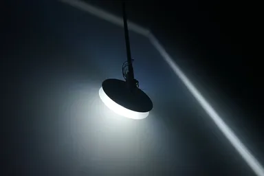 拡散光をレンズに通すことで直線光に変換