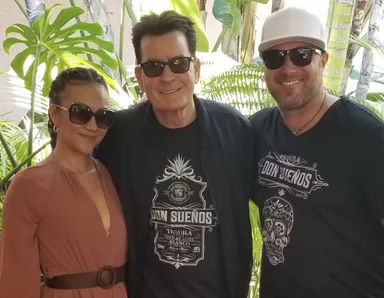 チャーリー・シーンとオーナーのジママン夫妻