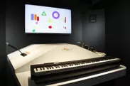 デジタルピアノで弾いたそれぞれの鍵盤に反応して映像内のバーが飛び交います。